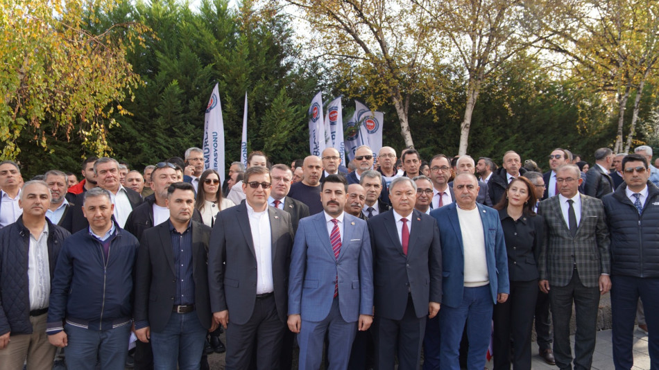 DEVLET MEMURLARI KONFEDERASYONU’NDAN TBMM ÖNÜNDE DİKKAT ÇEKEN BASIN AÇIKLAMASI: “MEMURA EK ZAM ŞARTTIR!”